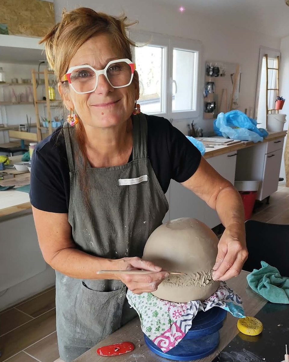 Véronique, céramiste, travaillant une pièce en grès dans son atelier aux Sables-d'Olonne