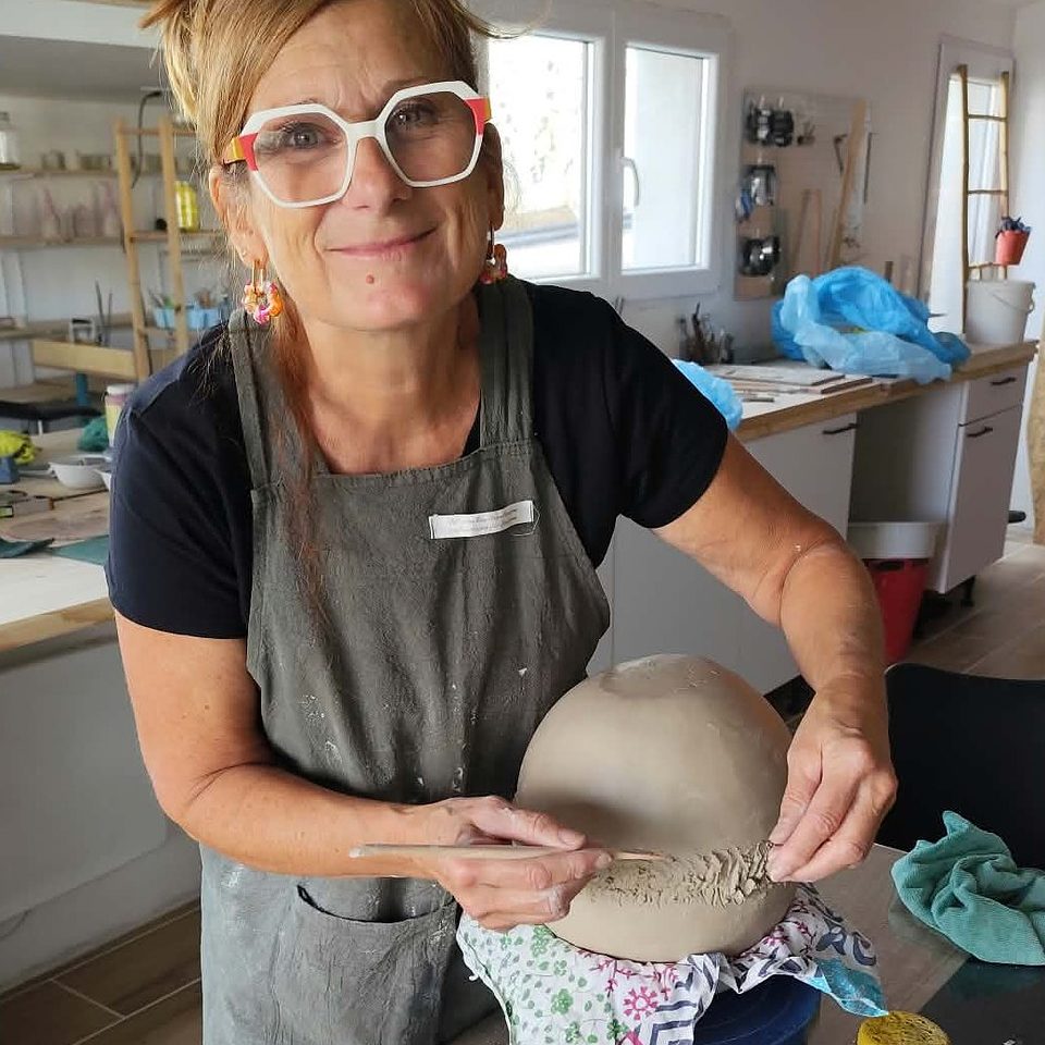 Véronique, céramiste, travaillant une pièce en grès dans son atelier aux Sables-d'Olonne