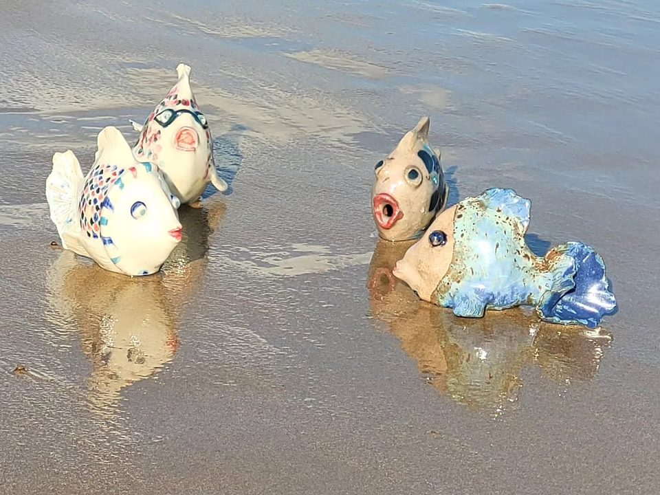 Poissons en céramique de l'atelier Les Mains de Madeleine posés sur la plage des Sables-d'Olonne