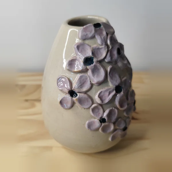 Murmure de fleur mauve, pièce unique en grès faite main